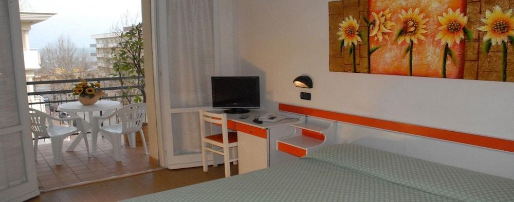 Hotel Devon Rooms & Breakfast Cesenatico Exterior photo